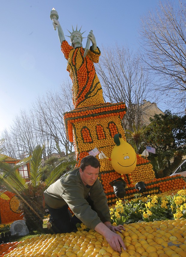 Estátua da Liberdade feita de limões e laranjas; com tema 'volta ao mundo em 80 dias', festival acontece até o início de março (Foto: Lionel Cironneau/AP)