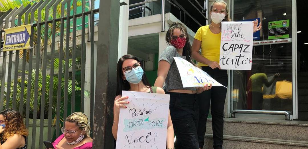 Voluntários com cartazes na Unigranrio, em Caxias