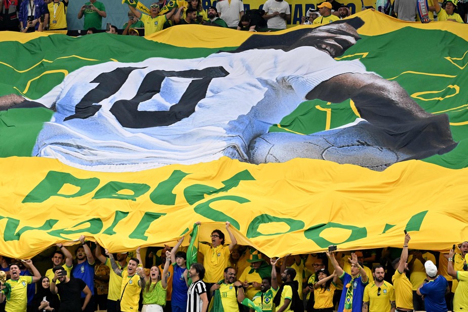 A bandeira desejando melhoras a Pelé foi um presente oferecido pelo Supremo Comitê da Copa à torcida brasileira