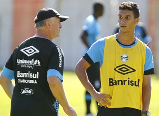 Grêmio corre para renovar contratos de destaque Araújo e mais dois jovens
