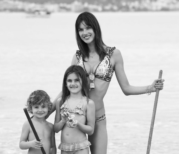 Alessandra Ambrosio e os filhos (Foto: Instagram)