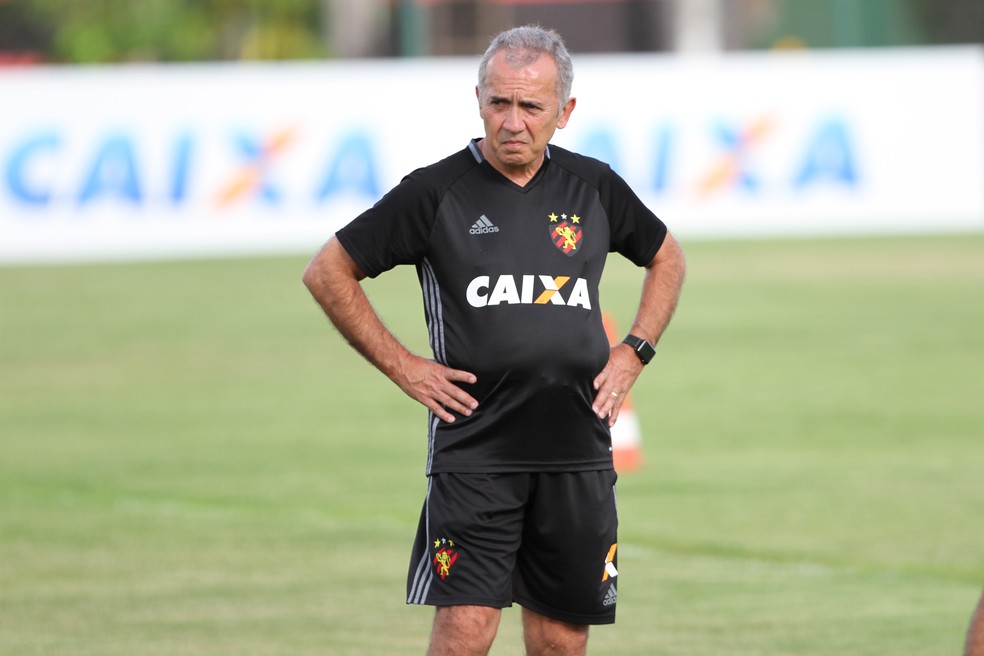 Nelsinho Baptista perdeu a paciência com Juninho, no Sport (Foto: Marlon Costa/ Pernambuco Press)