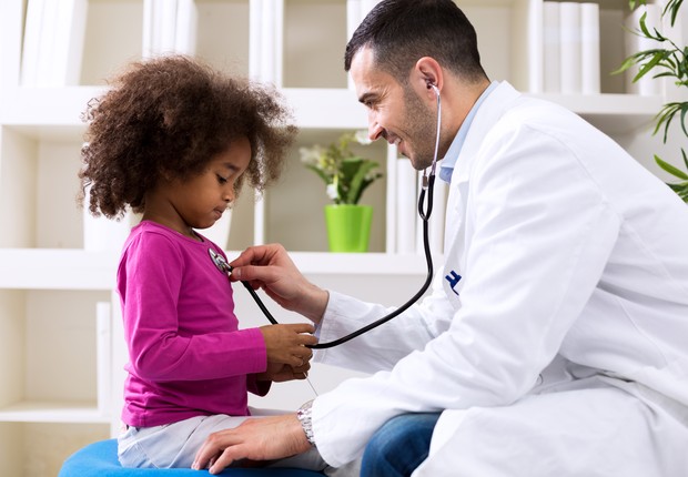 Médico examina criança; hospital; pediatra; saúde (Foto: Thinkstock)