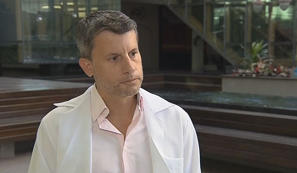 O médico infectologista Alexandre Naime explica que todo contato com morcego é "potencialmente transmissor de raiva" — Foto: TV TEM/Reprodução