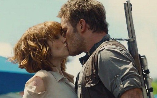 Bryce Dallas Howard e Chris Pratt improvisaram beijos em 'Jurassic World': "Roubamos"