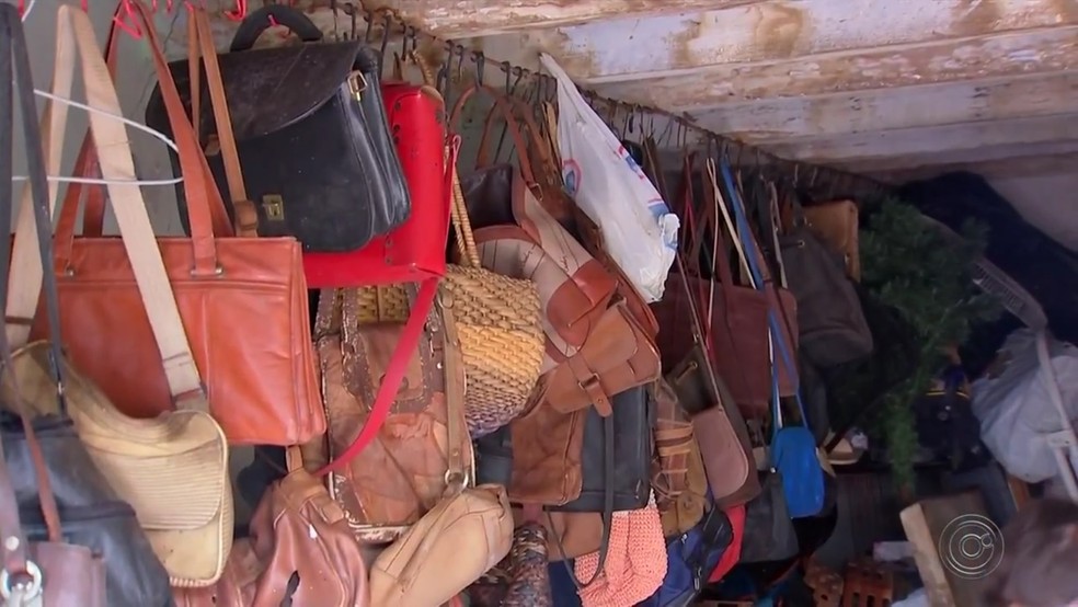 Dezenas de bolsas estavam penduradas na casa do acumulador em Agudos  — Foto: Reprodução/TV TEM
