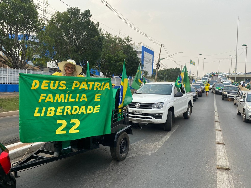 Concentração de ato pró-governo foi na Praça das Bandeiras, em Cuiabá — Foto: Carla Salentim/TV Centro América