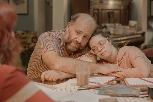 Otávio Mûller e Samanta Quadrado, como Paco e Mel, em cena de Um Lugar ao Sol (Foto: TV Globo)