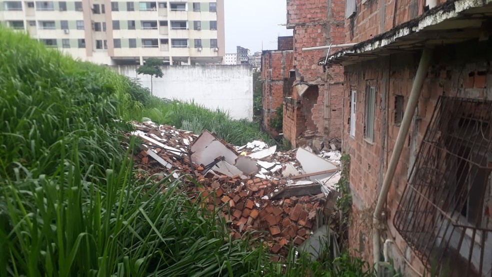 Escombros do imóvel que desabou no bairro de Narandiba, em Salvador — Foto: Andrea Silva/TV Bahia