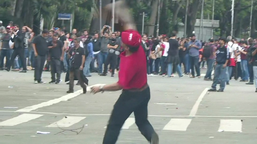 Manifestantes atira objeto em direção a Alesp. Foto: Reprodução/GloboNews