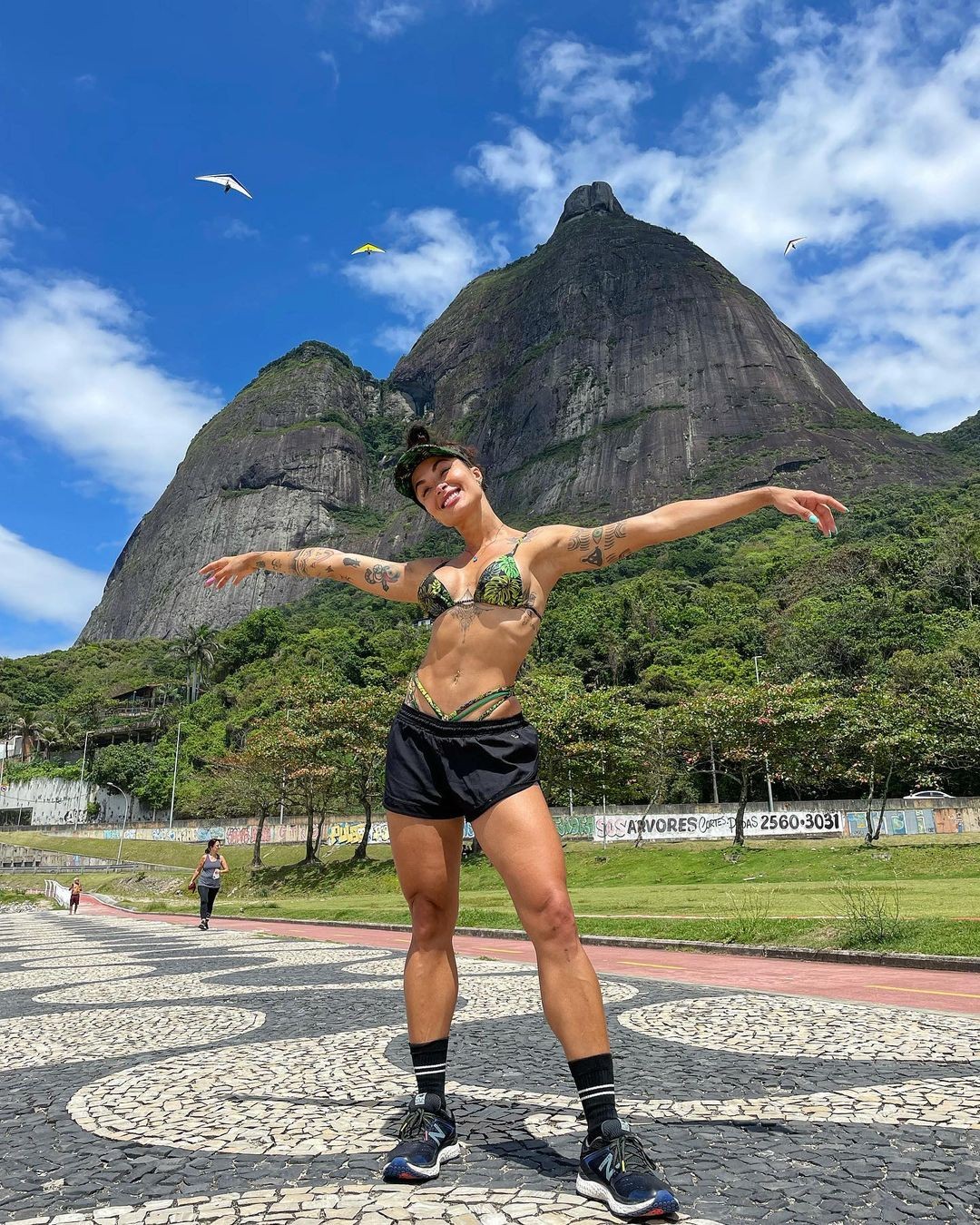 Aline Riscado posa para novas fotos após manhã de exercícios (Foto: Reprodução / Instagram)
