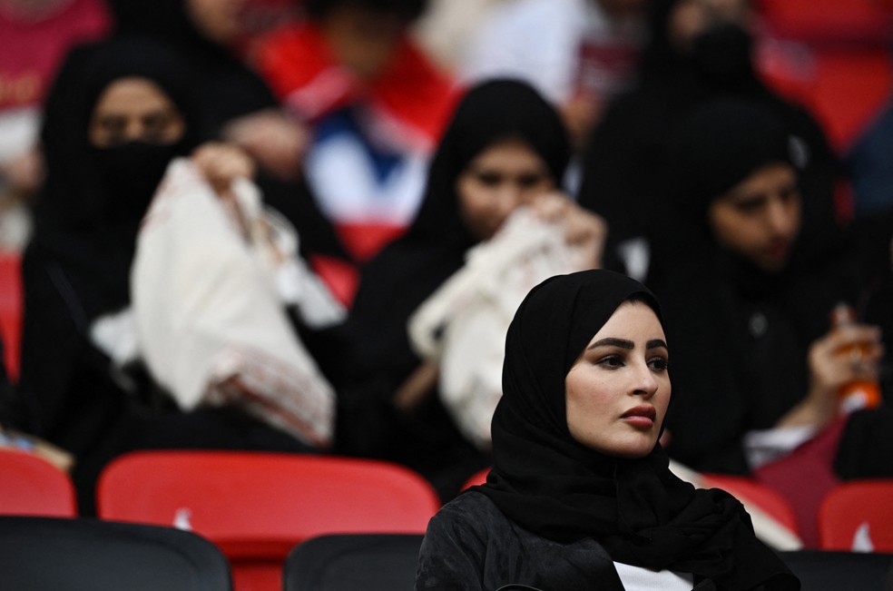 Torcedoras recebem os brindes no estádio Al Bayt — Foto: Reuters
