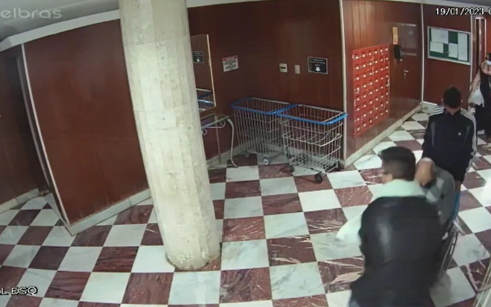 Auditor fiscal sendo retirado de prédio após ser assassinado em Gioânia Goiás — Foto: Divulgação/PCGO
