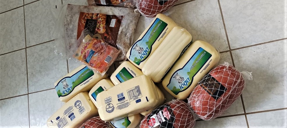 Fiscais verificaram que queijos, carne bovina e embutidos estavam fora da validade e estragados. — Foto: VISA Maceió