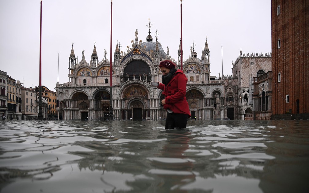Mulher perto da Basílica de São Marcos — Foto: Marco Bertorello / AFP Photo