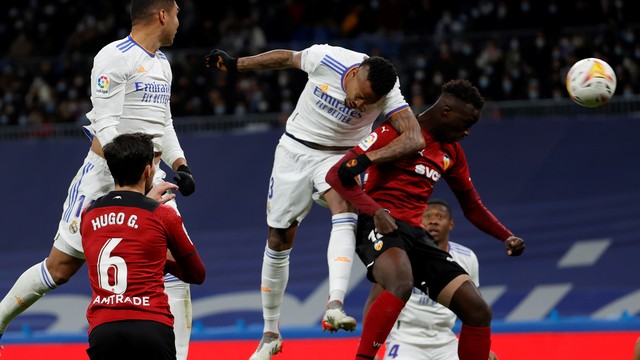Milito sobe muito e cabeceia, mas Cillessen faz grande defesa em Real Madrid x Valencia