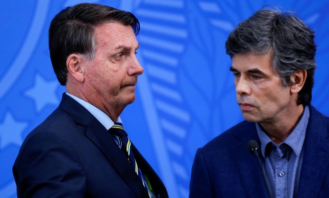 O presidente Jair Bolsonaro apresenta o novo ministro da Saúde, Nelson Teich