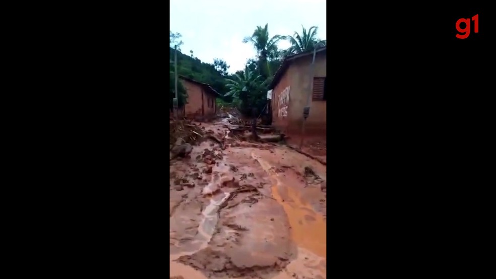 Casas são destruídas após deslizamento de terra em Santa Luzia — Foto: Reprodução