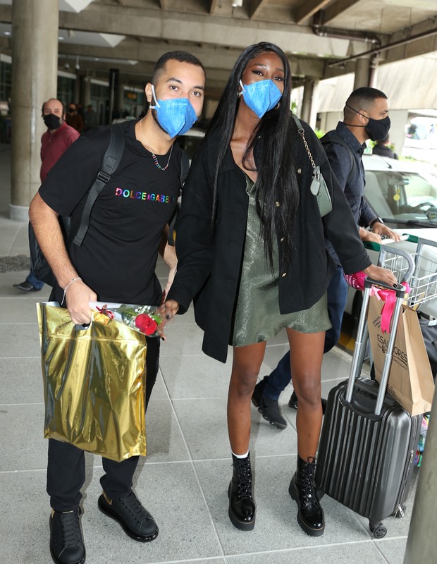 Camilla de Lucas e Gilberto em aeroporto de São Paulo (Foto: Lucas Ramos/AgNews)