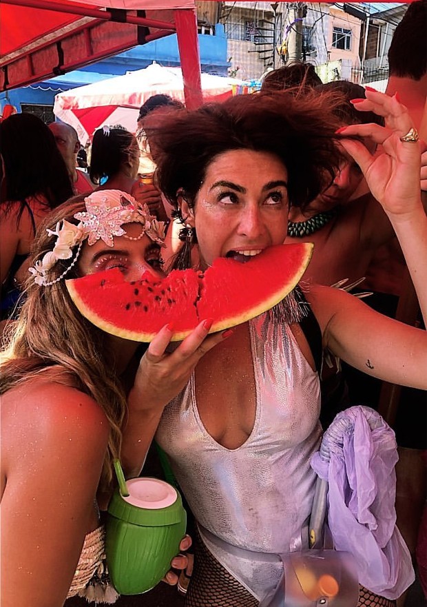 Giovanna Lancellotti e Fernanda Paes Leme adiantam carnaval 2020 e curtem bloquinhos em domingo ensolarado (Foto: Reprodução / Instagram)