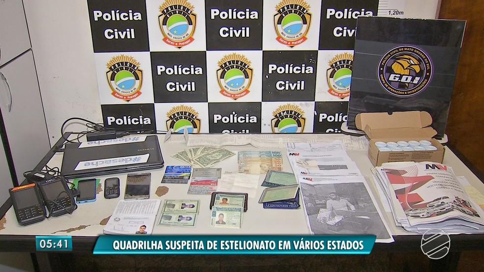 Objetos apreendidos com quadrilha suspeita de golpe em vÃ¡rios estados â Foto: ReproduÃ§Ã£o/TV Morena