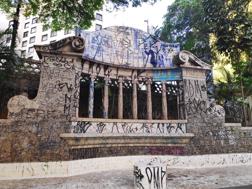 Pórtico com pichações no Largo da Memória — Foto: Abrahão de Oliveira/G1 SP