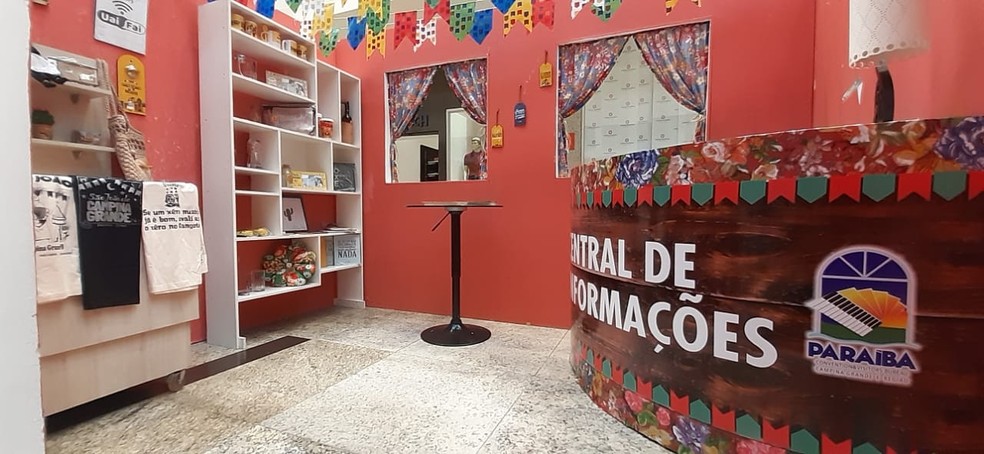 Central do turista proporcionou informações aos visitantes além de lembranças feitas por artesãos locais, em Campina Grande — Foto: Vivian Lima/Convention&Vistours Bureau (CVB)
