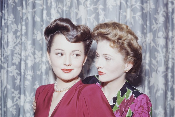 As irmãs e atrizes Olivia de Havilland e Joan Fontaine no ano de 1945 (Foto: Getty Images)