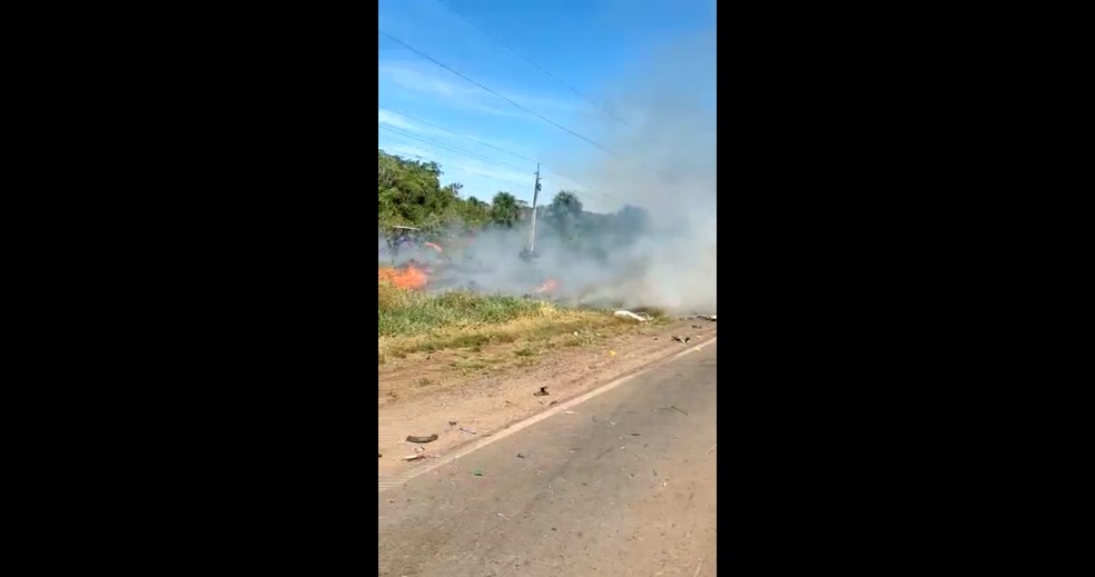 Vegetação pegou fogo após acidente na BR-364 — Foto: Reprodução