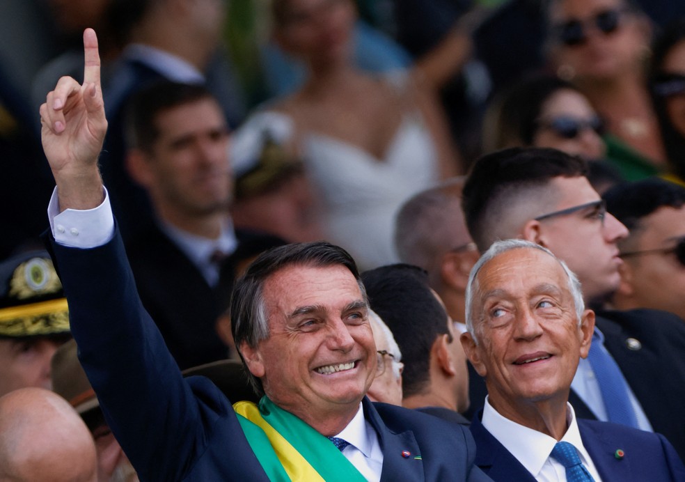 Presidente Jair Bolsonaro e o presidente português, Marcelo Rebelo de Sousa, em desfile oficial do 7 de setembro em Brasília — Foto: AP/Adriano Machado