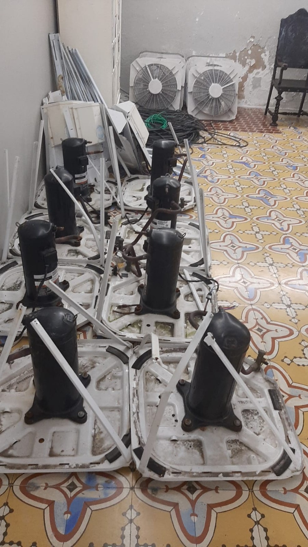 Após roubo, carcaças de aparelhos de ar-condicionado ficaram amontoadas em igreja no Recife  — Foto: Reprodução/WhatsApp