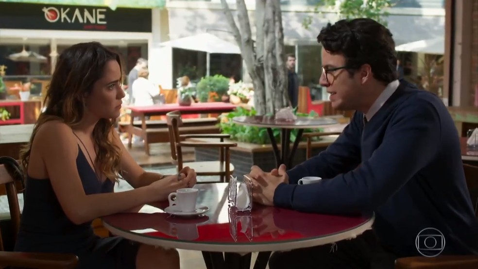 Giovanni (Jayme Matarazzo) vê Bruna (Fernanda Vasconcellos) e Enéas (Johnnas Oliva) conversando - 'Haja Coração' — Foto: Globo