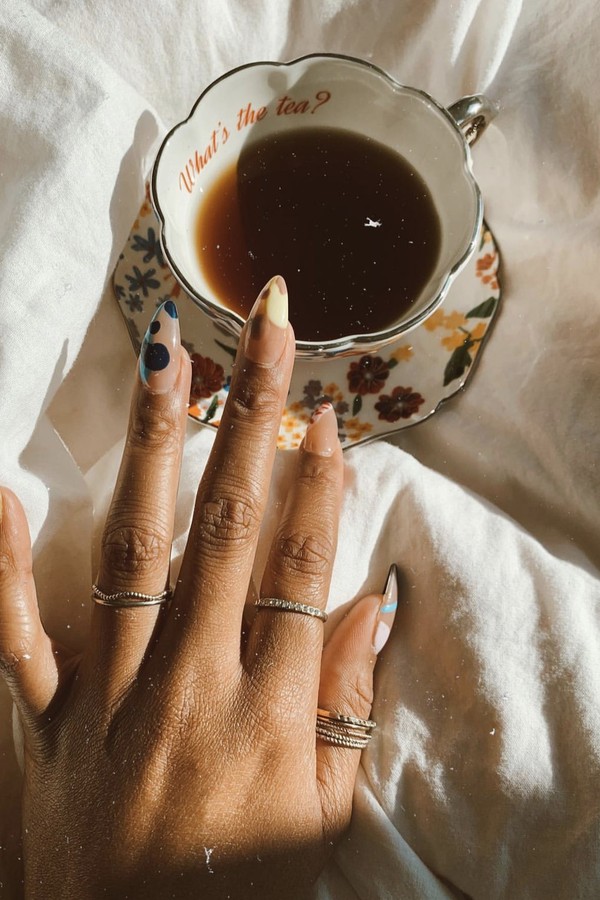 A editora de beleza e wellness da Vogue, Luanda Vieira, resgatou o chá como bebida que ela realmente gosta (Foto: Reprodução @myepiphany)