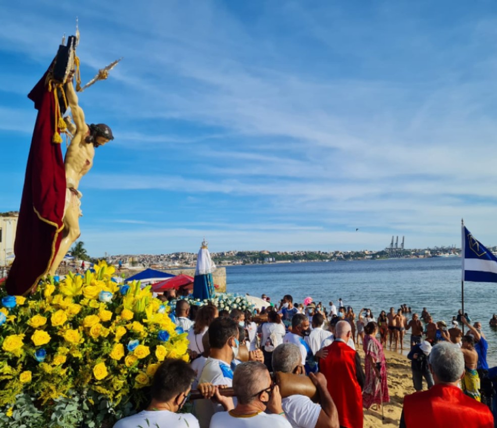 Galeota 'Gratidão do Povo' é levada ao mar para iniciar festejos a Bom Jesus dos Navegantes — Foto: Eduardo Oliveira/TV Bahia