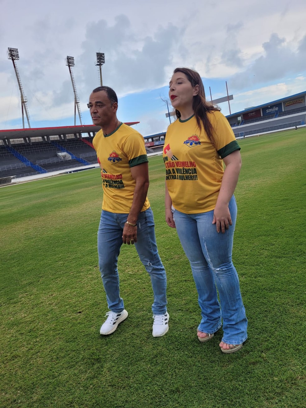 No Rei Pel, Cafu ao lado de Jlia Nunes, presidente da Associao AME  Foto: Divulgao/AME