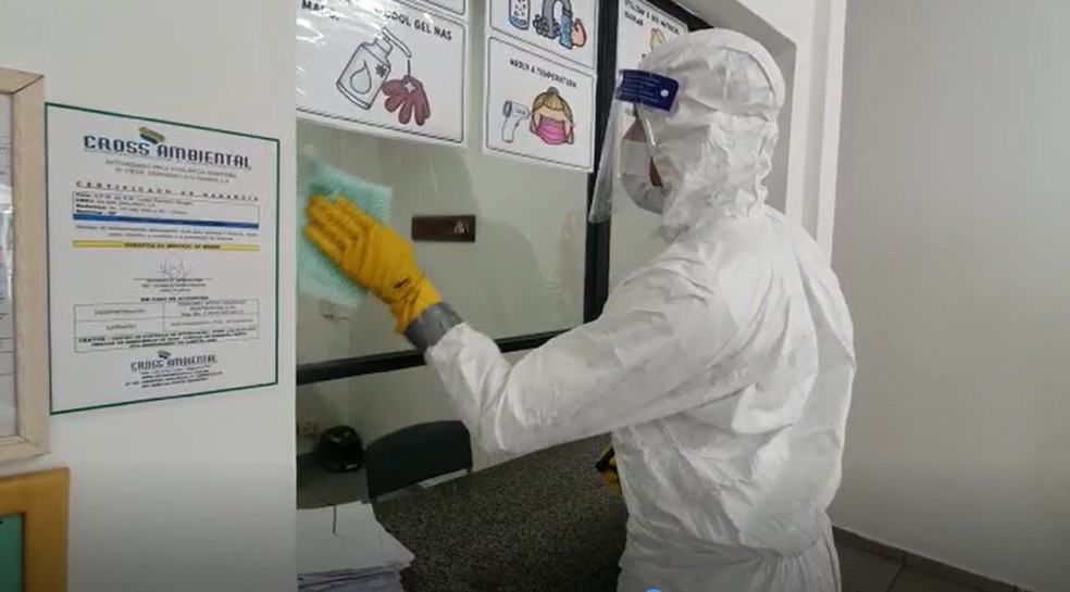 Oficial realiza limpeza contra o coronavírus em Barretos (SP) — Foto: Reprodução/EPTV