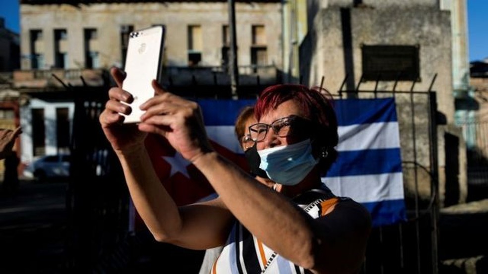 Setores descontentes da população cubana se tornaram mais visíveis devido ao maior acesso à internet e redes sociais — Foto: Getty Images via BBC