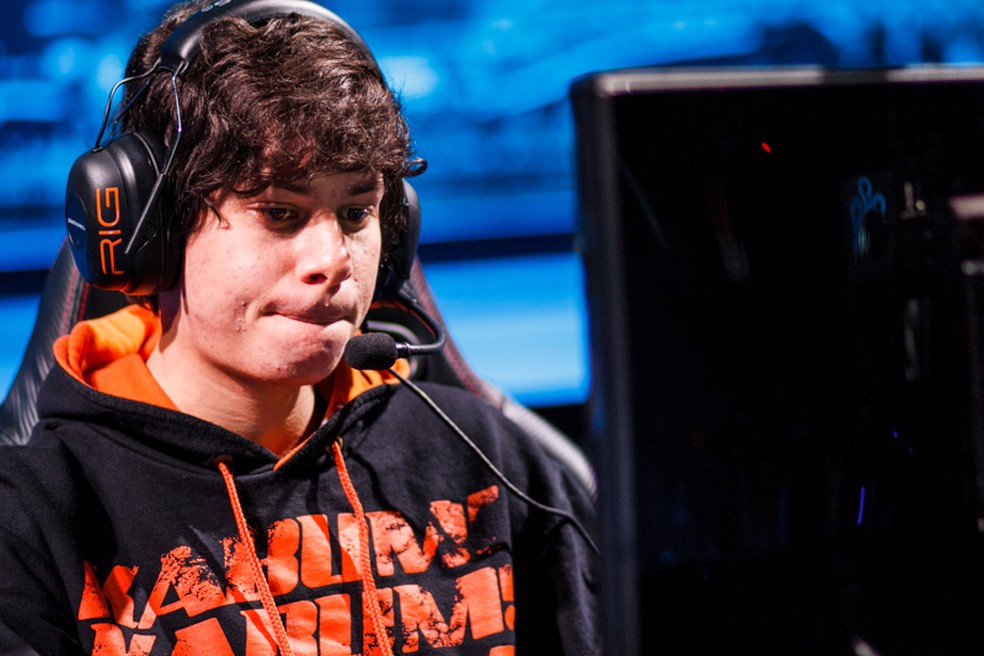 Danagorn veste a camisa do Santos eSports em 2018 como treinador — Foto: Divulgação/Riot Games