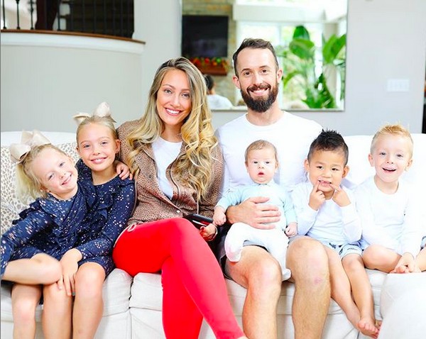 A youtuber Myka Stauffer com o marido e os filhos, incluindo o pequeno Huxley, enviado por ela para outra família (Foto: Instagram)