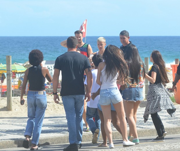 Justin Bieber causa tumulto em praia (Foto: AgNews)