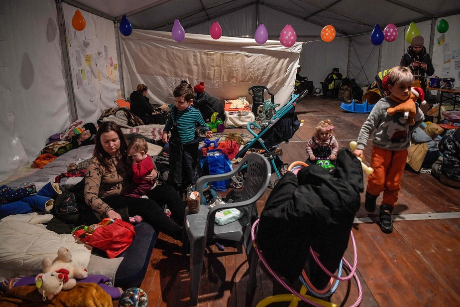 Refugiados ucranianos recebem abrigo na fronteira com a Polônia