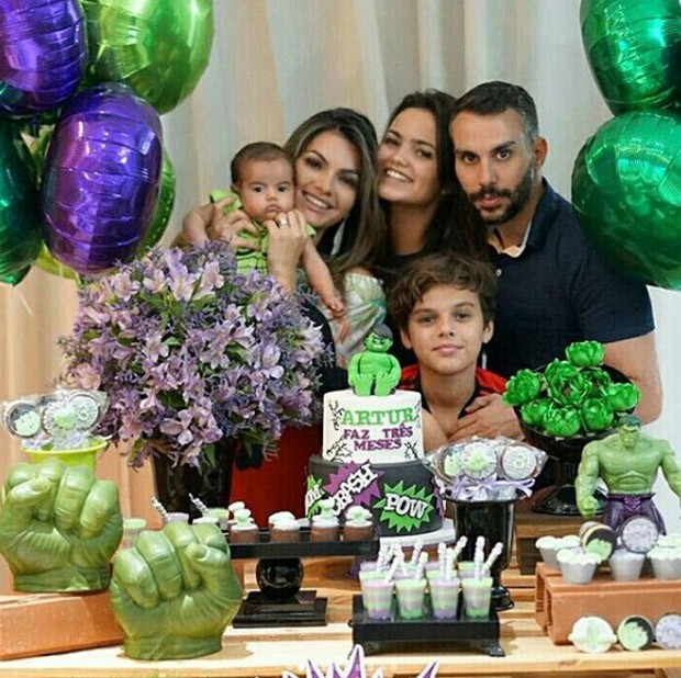 Kelly key celebra 3 meses de Artur com Micro Freitas e os filhos Suzanna e Jaime Vitor (Foto: Reprodução)