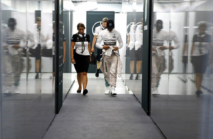 Lewis Hamilton de cabeça baixa após abandonar o GP de Cingapura (Foto: Reuters) Lewis Hamilton de cabeça baixa após abandonar o GP de Cingapura (Foto: Reuters)