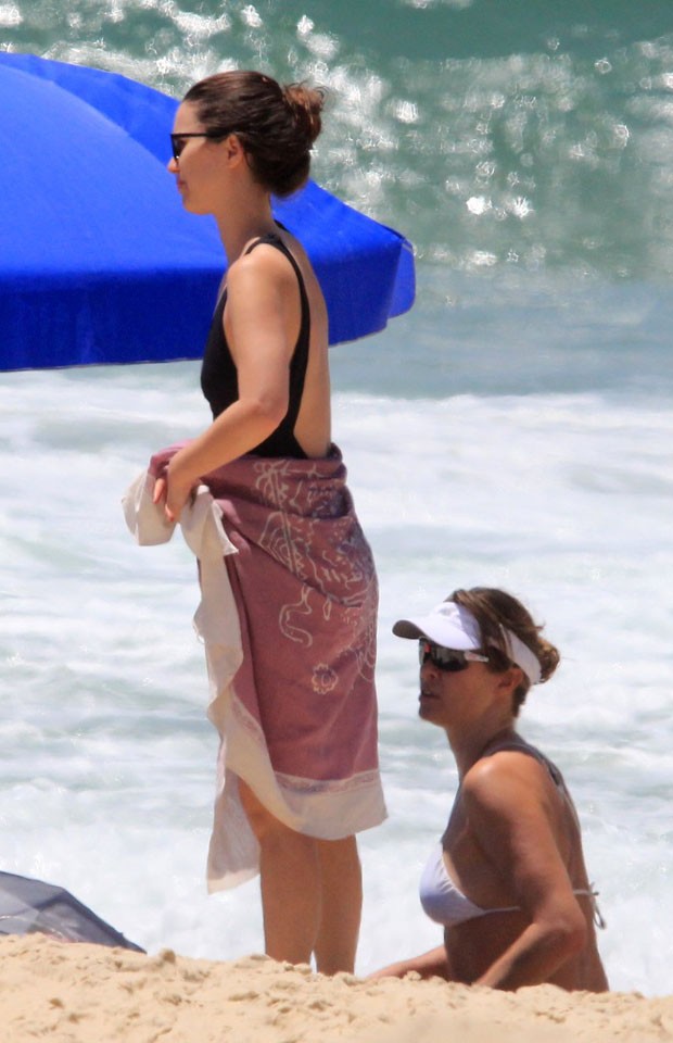 Nathalia Dill e Letícia Birkheuer na praia do Leblon, Rio de Janeiro (Foto: AgNews)