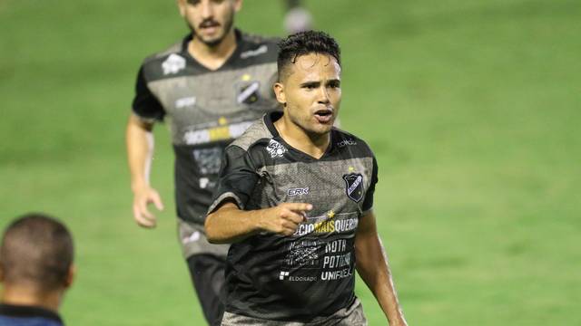 Ivan fez belo gol de falta pelo ABC