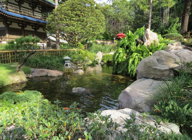 O lago com carpas envolto em vegetação é um dos destaques do pavilhão japonês, também no Epcot (Foto: Stéphanie Durante)