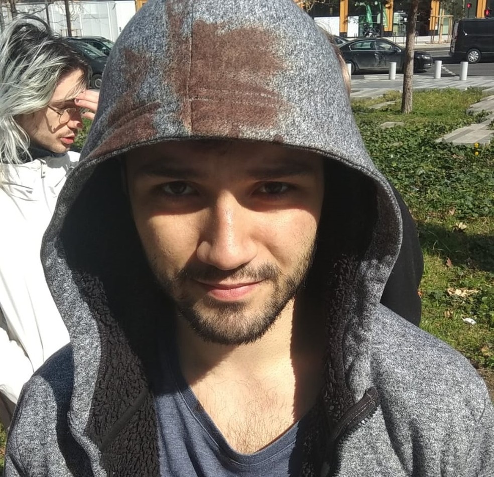 Rodolphe vestia casaco com marcas de sangue quando foi liberado, neste sábado — Foto: Arquivo pessoal