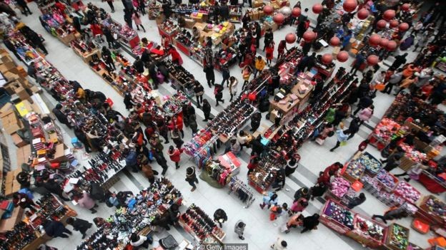 O viés de visibilidade poderia ajudar a desvendar o motivo da queda nas taxas de poupança pessoal nos EUA (Foto: Getty Images via BBC)