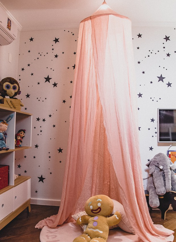Desejo de muitas meninas, Lara ganhou em seu quarto uma tenda cor de rosa  (Foto: Matheus Pinho / Divulgação)