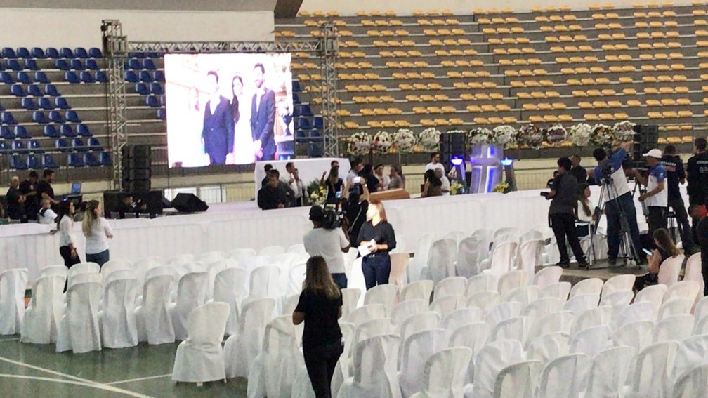 VelÃ³rio de Gabriel Diniz foi restrito a amigos e famÃ­lia nas primeiras horas desta terÃ§a-feira no ginÃ¡sio RonaldÃ£o, em JoÃ£o Pessoa â Foto: Ãtalo de Lucena/TV Cabo Branco